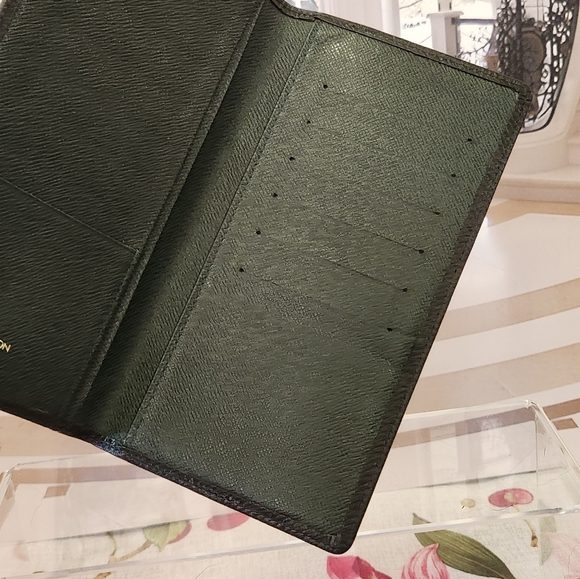 Louis Vuitton Long Wallet Taiga ALMOST PERFECT. - Picture 5 of 16